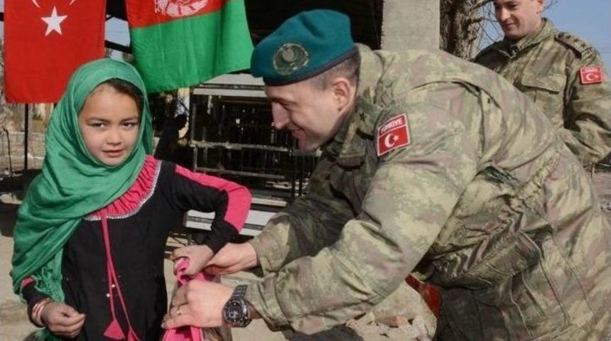 Tsk&rsquo;dan Afgan Miniklere Kışlık Mont