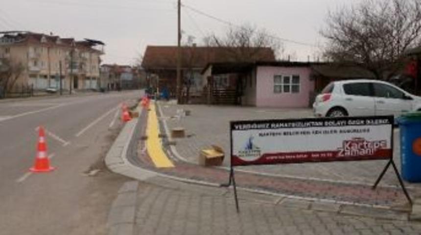 Kartepe&rsquo;nin Yeni Kaldırımlarında Engelliler Unutulmadı