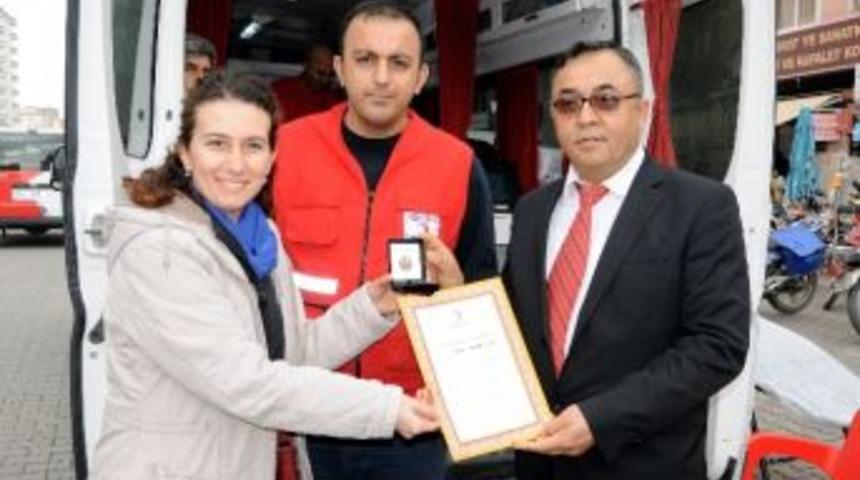 Kızılay&rsquo;dan Vergi Dairesi Memuruna Bronz Madalya