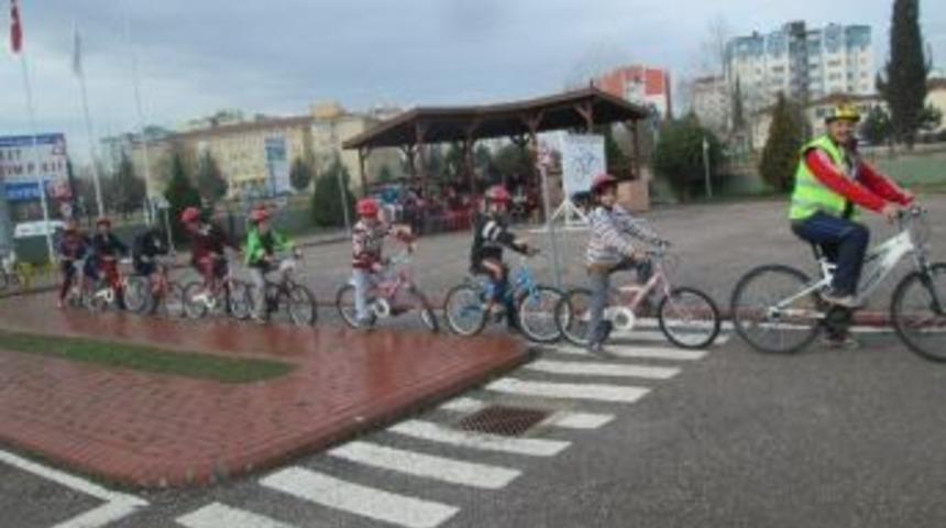 Hediye Bisikletlerden &Ouml;nce &Ouml;ğrencilere S&uuml;r&uuml;ş Eğitimi