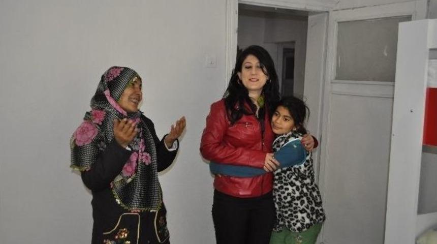 Batman&rsquo;da Yerel Gazetenin Başlattığı Kampanya İle 9 Kişilik Aile Sıcak Bir Yuvaya Kavuştu