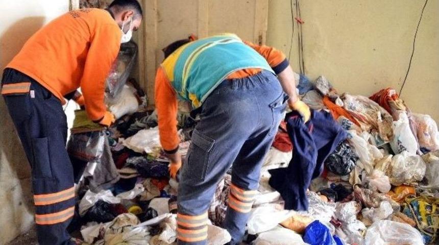 Evden İki Kamyon &Ccedil;&ouml;p &Ccedil;ıktı