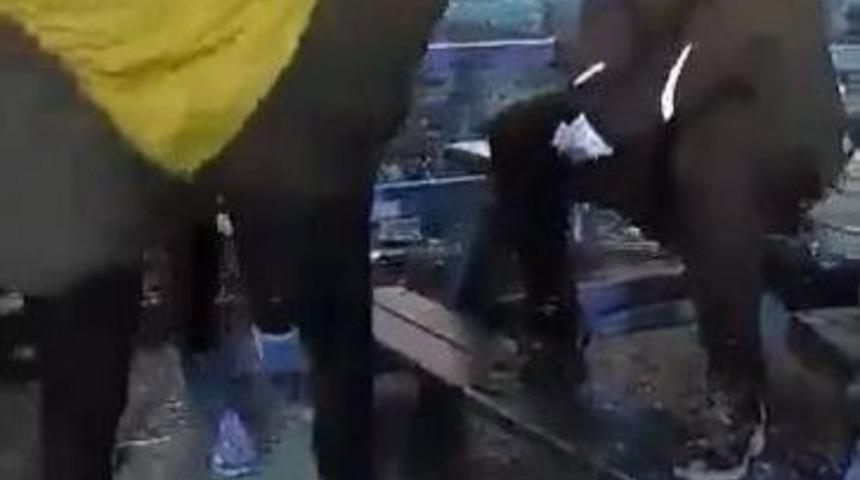 U&ccedil;an Tekmeli Kız Kavgasında 4 G&ouml;zaltı