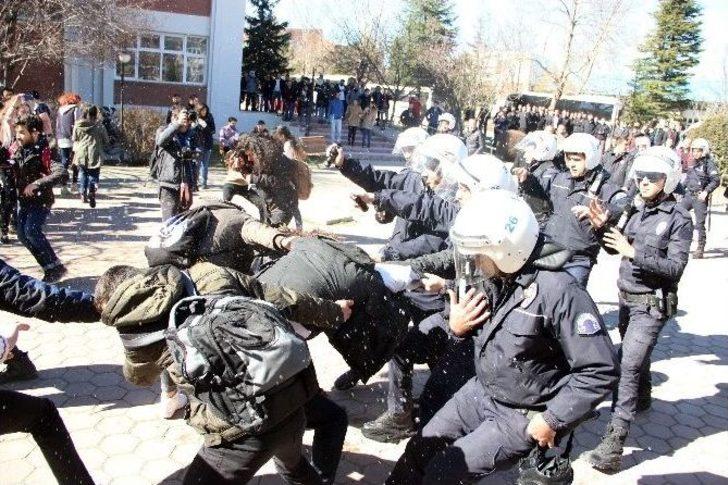 Üniversitede Afiş Gerginliği: 2 Gözaltı G1