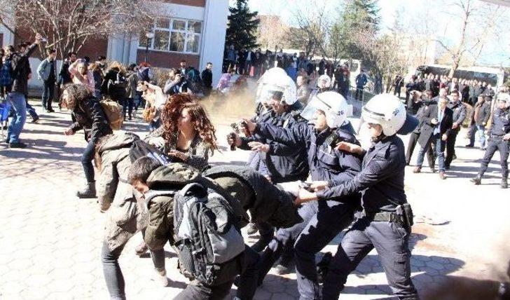 Üniversitede Afiş Gerginliği: 2 Gözaltı G2