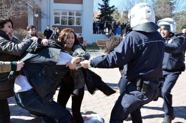 Üniversitede Afiş Gerginliği: 2 Gözaltı G4