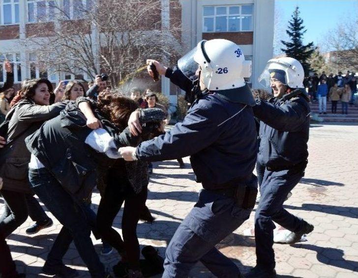 Üniversitede Afiş Gerginliği: 2 Gözaltı G5