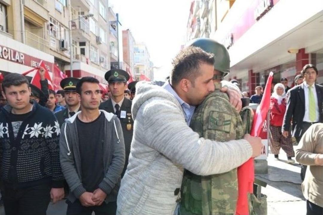 Şehit Cenazesinde Vatandaşlar Askerlere Sarılarak Ağladı