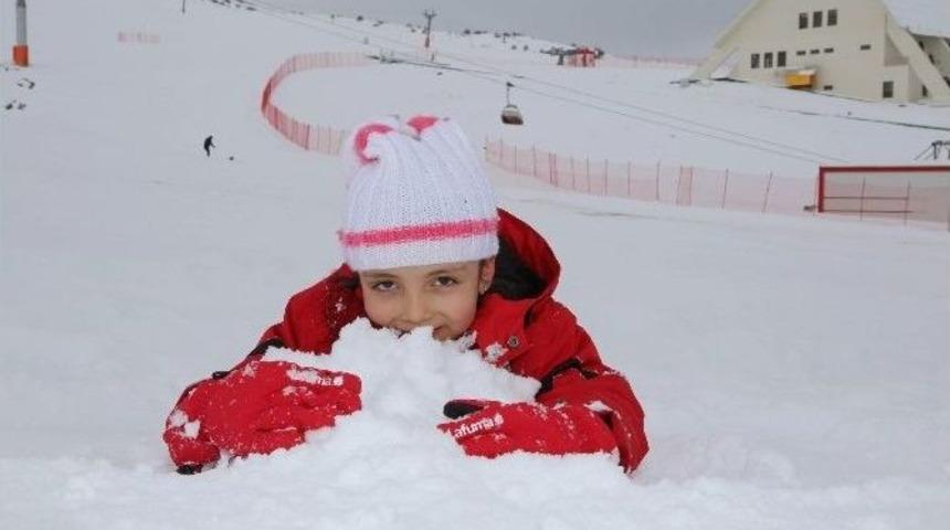Yıldız Dağı&rsquo;nda Kar Kalınlığı 75 Santimetreyi Buldu