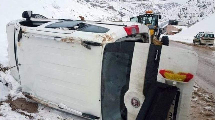G&uuml;m&uuml;şhane&rsquo;de Trafik Kazası: 3 Yaralı