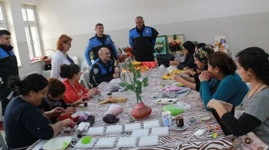 Polisler Zeytink&ouml;yl&uuml; Ev Hamınları İle Bowling Oynadı