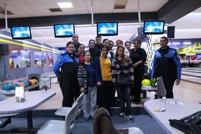 Polisler Zeytinköylü Ev Hamınları İle Bowling Oynadı