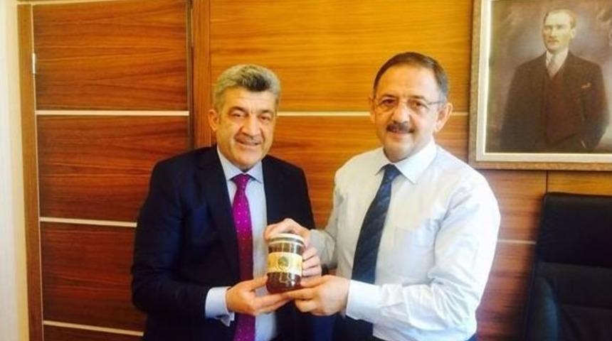 Başkan Yiğit, Mehmet &Ouml;zhaseki&rsquo;yi Ziyaret Etti