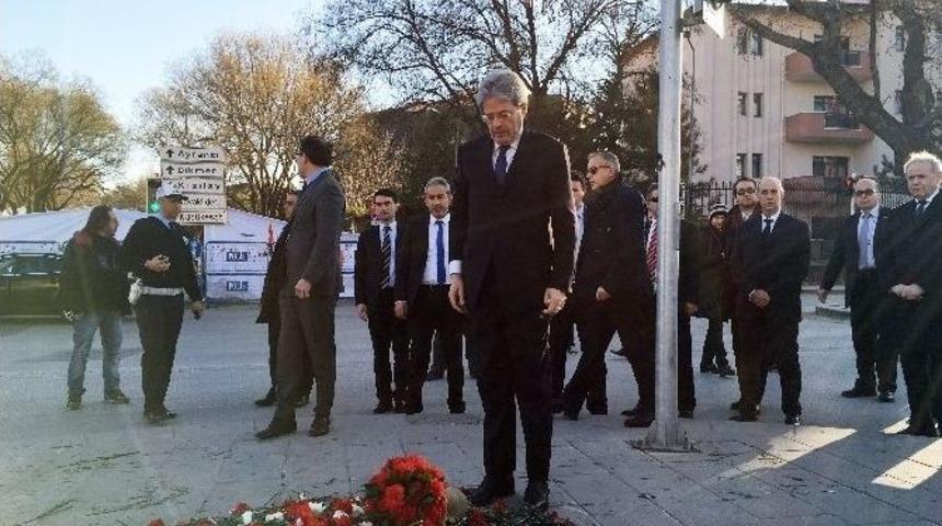İtalya Dışişleri Bakanı Gentiloni, Ter&ouml;r Saldırısında Hayatını Kaybedenlerin Anısına Karanfil Bıraktı