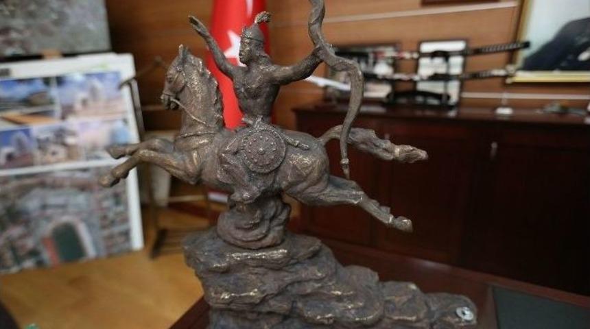 K&ouml;roğlu Parkı&rsquo;nın İlk &Uuml;&ccedil; Heykeli Tamam