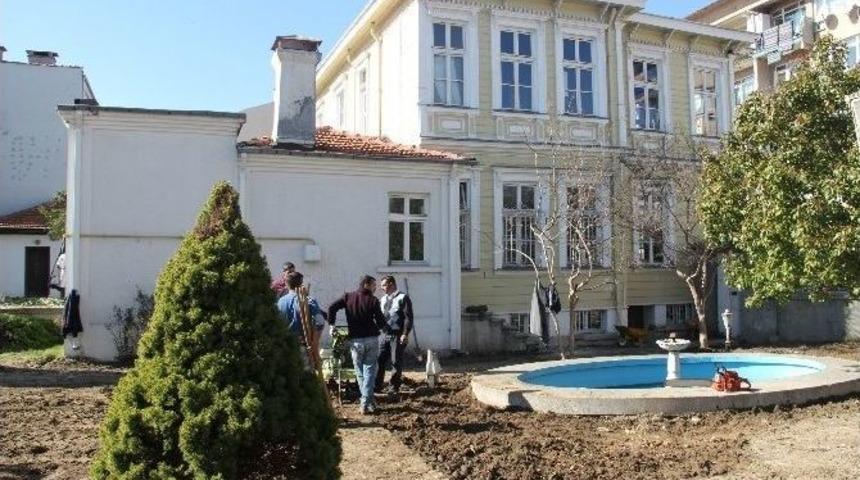 Kadın Merkezi G&uuml;n Sayıyor