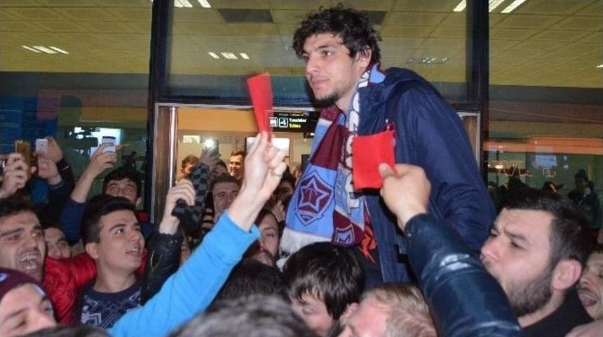 Salih Dursun Omuzlarda Karşılandı