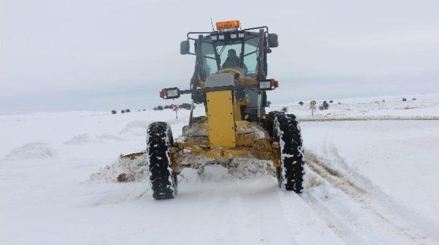 K&ouml;y Yollarında Karla M&uuml;cadele S&uuml;r&uuml;yor