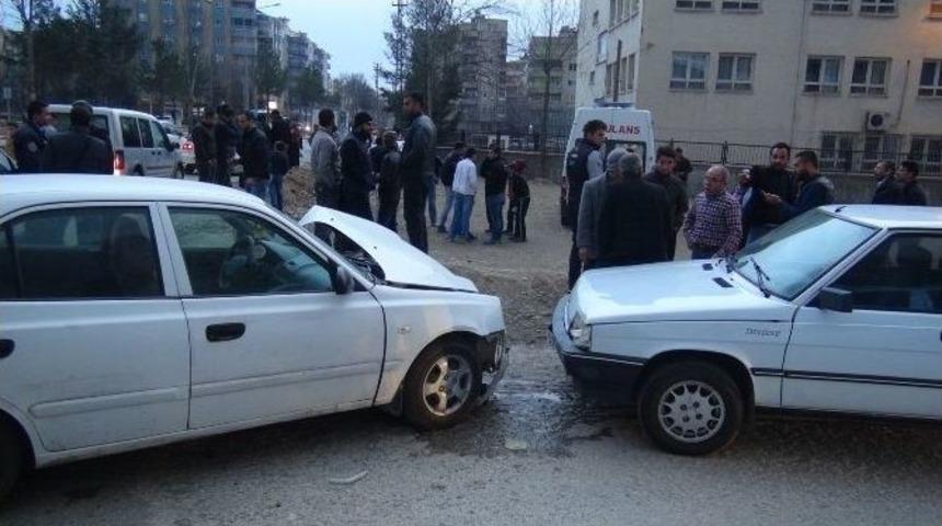 Batman&rsquo;da &Uuml;&ccedil; Aracın Karıştığı Kazada 4 Kişi Yaralandı