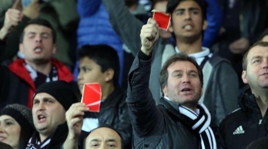 Beşiktaşlı Taraftarlardan Kırmızı Kartlı Tepki