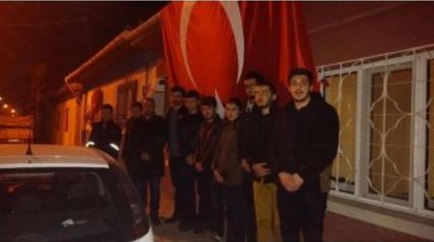 Koparılan Bayrağın Yerine Yenisini Teslim Ettiler