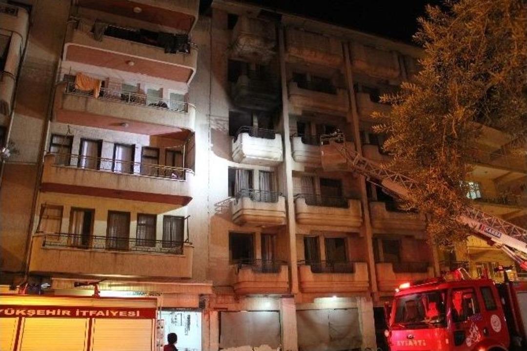 Kuşadası&rsquo;nda Otel Yangını