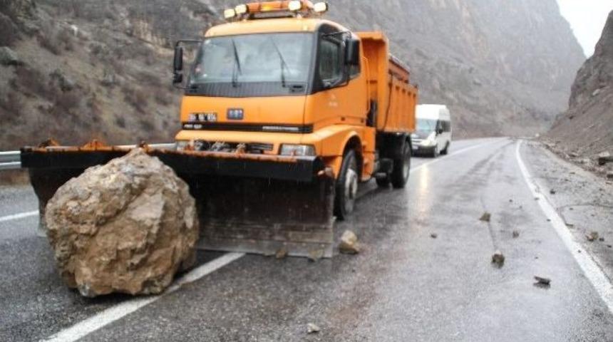 Hakkari’de Karayoluna Düşen Kayalar Korkuttu