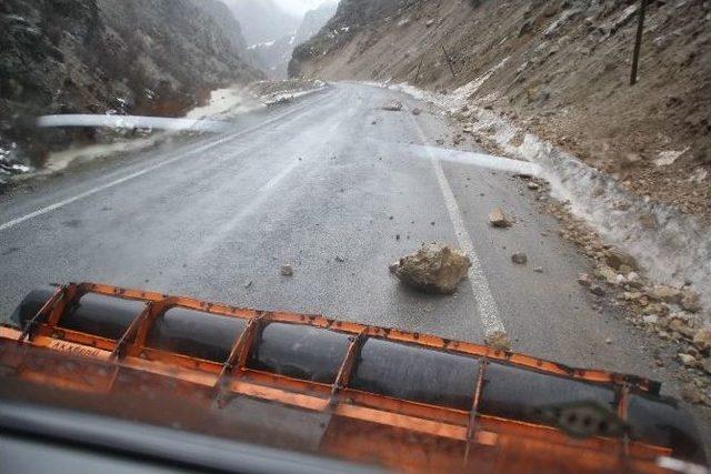 Hakkari’de Karayoluna Düşen Kayalar Korkuttu