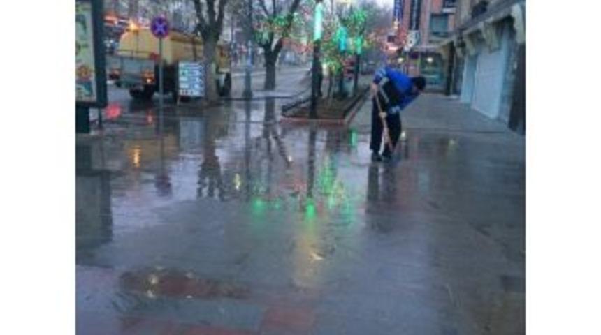 Erzincan Belediyesi Cadde Ve Kaldırımları Yıkadı