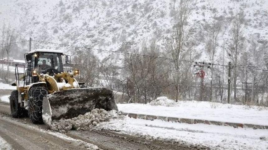 G&uuml;m&uuml;şhane Belediyesi&rsquo;nin Karla M&uuml;cadele &Ccedil;alışmaları Devam Ediyor