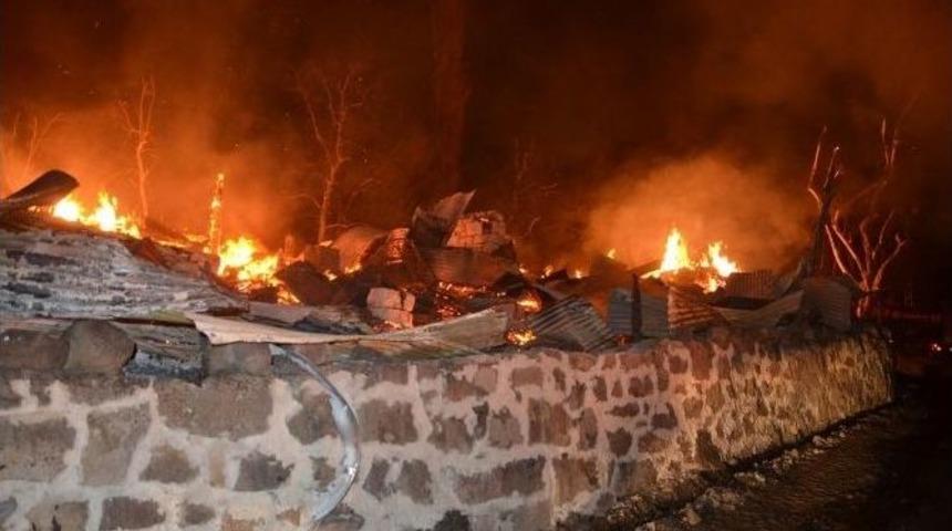 Şavşat&rsquo;ta 4 Ev Yanarak K&uuml;l Oldu