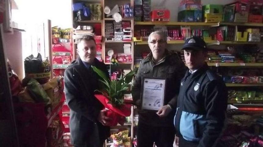 Kaymaklı&rsquo;da İş Yeri A&ccedil;ana &Ccedil;i&ccedil;ek Hediyesi