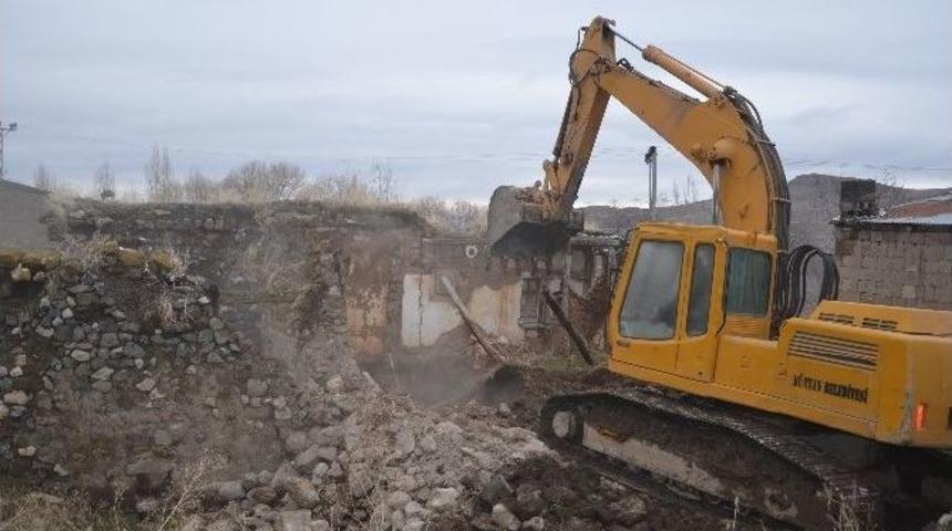 B&uuml;nyan Belediyesi 4 Mahallede 74 Metruk Yapıyı Yıktı