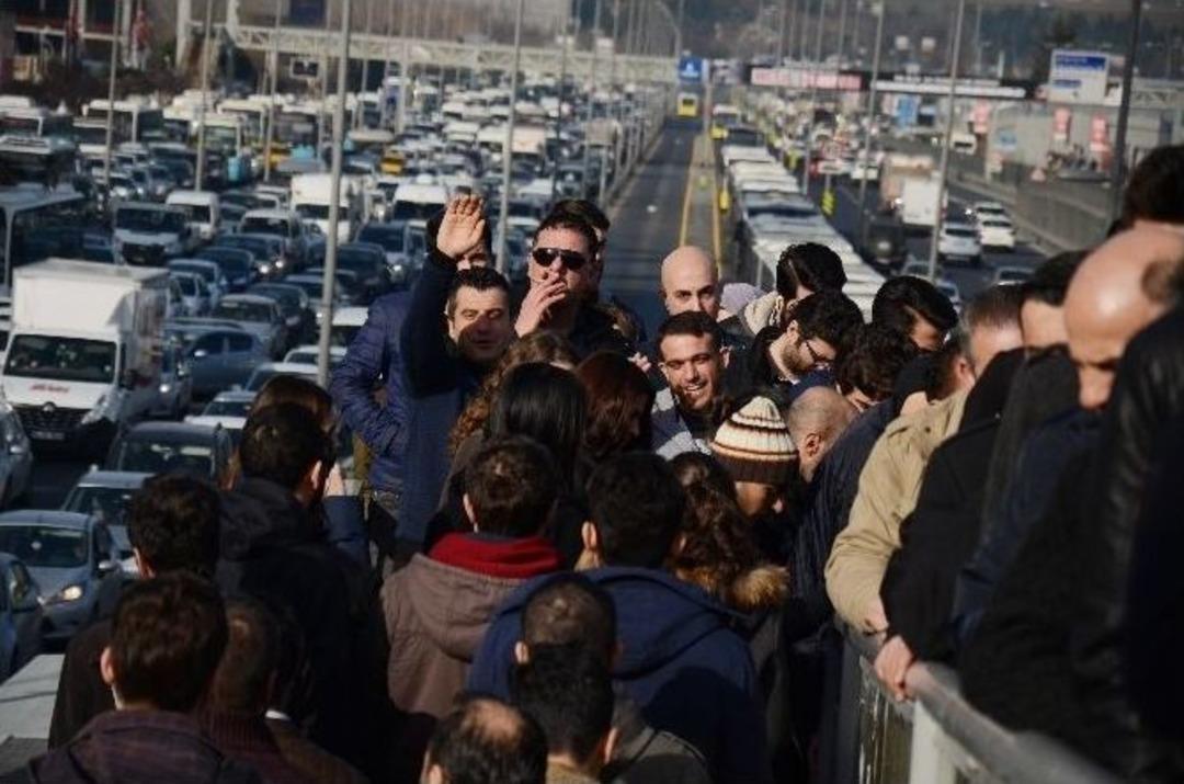 Fel&ccedil; Olan E-5 Trafiği Vatandaşları &Ccedil;ileden &Ccedil;ıkardı