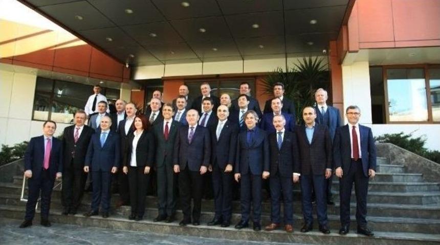 Başkan &Ouml;z, İstanbul&rsquo;u Y&ouml;neten Belediye Başkanlarıyla Bir Araya Geldi