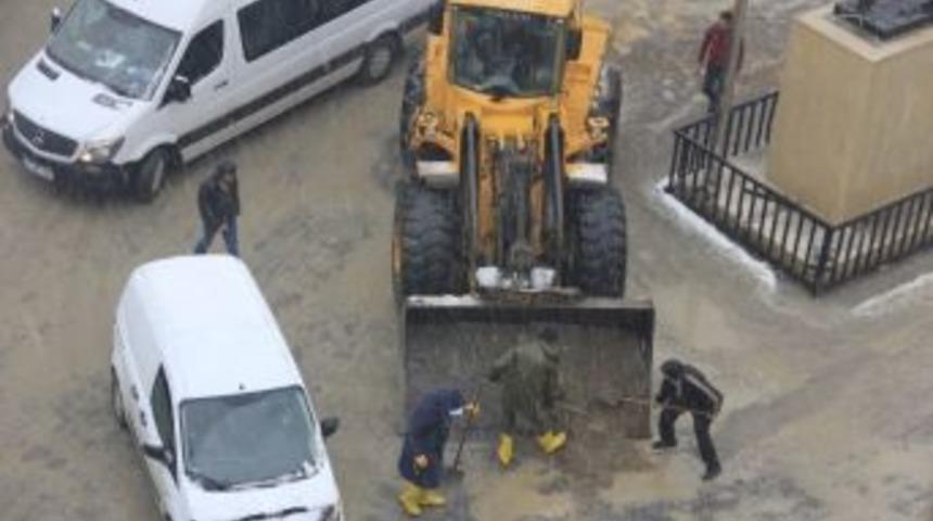 Hakkari&rsquo;de Tahrip Olan Yollar Onarılıyor