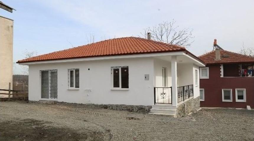 Sapanca Belediyesi Evsiz Kalan Bir Aileye Yardım Etti