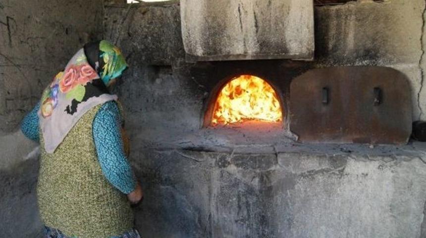 Orhaneli Kadını Ekmeğini Taştan &Ccedil;ıkartıyor