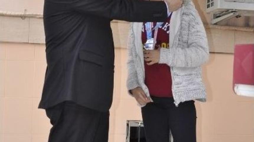 Şampiyonların Lisesinde Altın T&ouml;reni Coşkusu