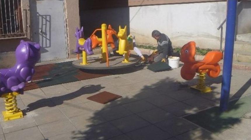 &Ccedil;ocukların G&uuml;venliği İ&ccedil;in Şehitler Parkı Zemini Kau&ccedil;uk Malzeme İle Kaplanıyor