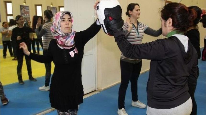 Buca Belediyesinden Kadınlara Kick Boks Kursu