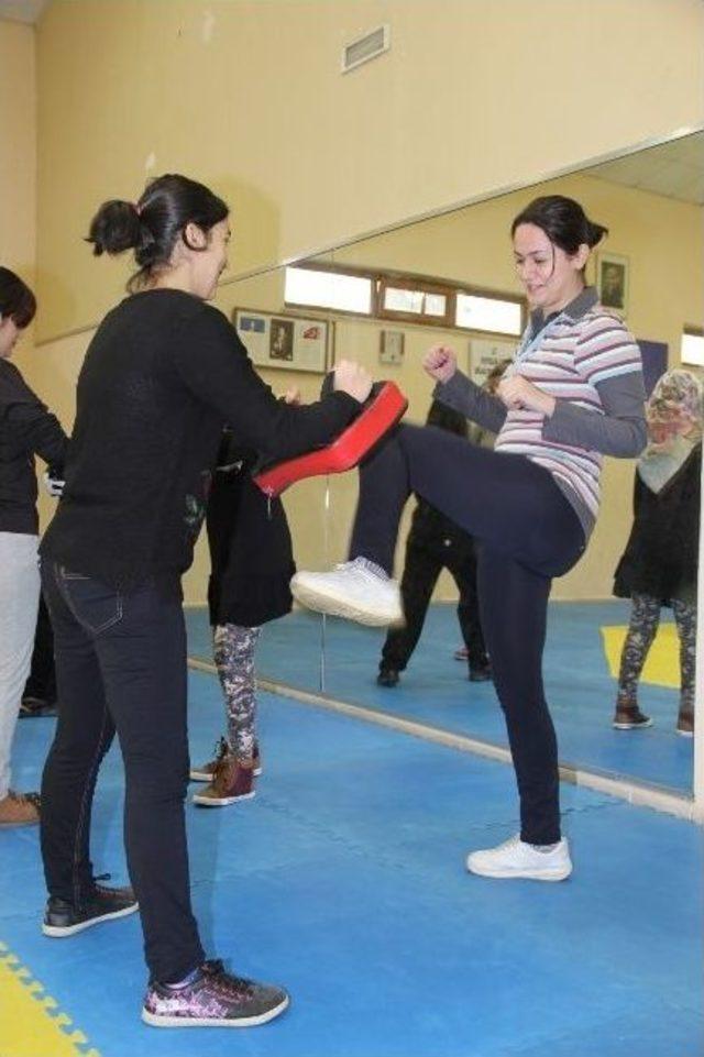 Buca Belediyesinden Kadınlara Kick Boks Kursu