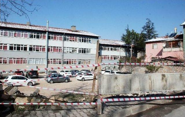 Tokat’ta Okulun İstinat Duvarı Çöktü