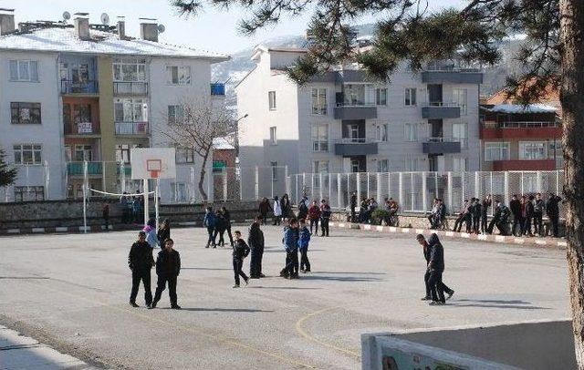 Tokat’ta Okulun İstinat Duvarı Çöktü