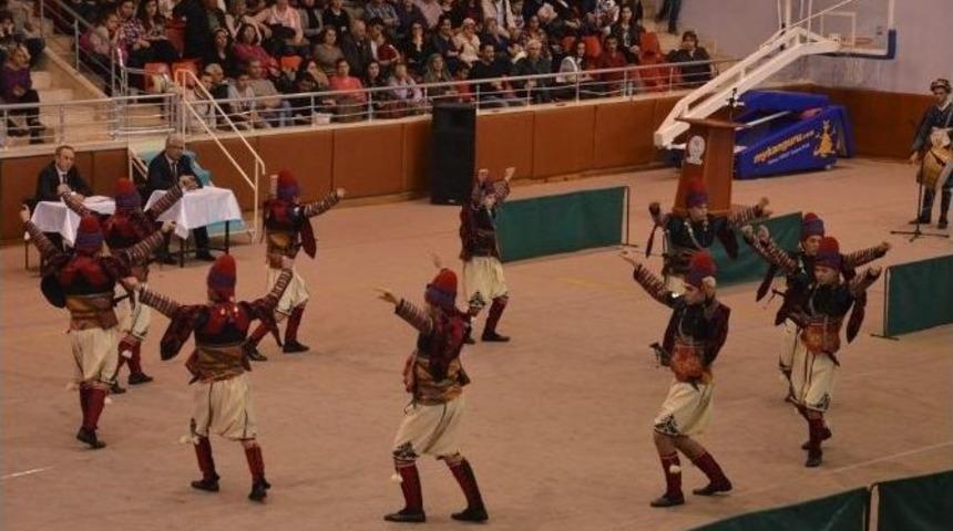 Halk Oyunları Yarışmaları İzleticileri B&uuml;y&uuml;ledi