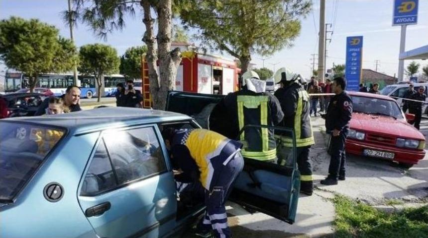 Denizli&rsquo;de Ağaca &Ccedil;arpan Ara&ccedil;taki 2 Kişi Yaralandı