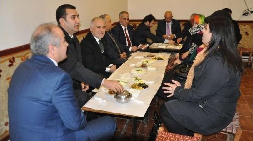 Kızılay Heyeti Muş&rsquo;ta