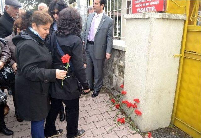 Chp İl Teşkilatı Cansel’in Okuduğu Okulun Önüne Karanfil Bıraktı