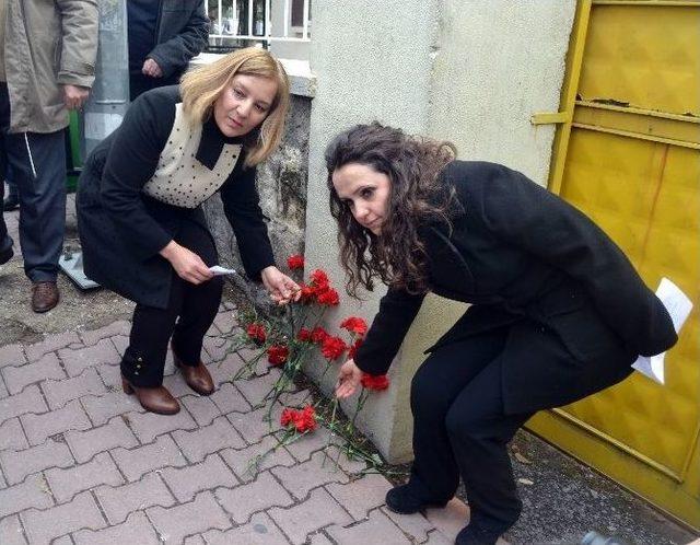 Chp İl Teşkilatı Cansel’in Okuduğu Okulun Önüne Karanfil Bıraktı