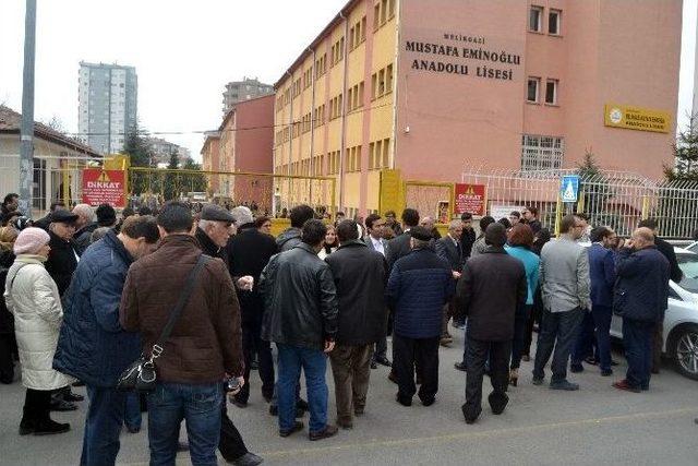 Chp İl Teşkilatı Cansel’in Okuduğu Okulun Önüne Karanfil Bıraktı